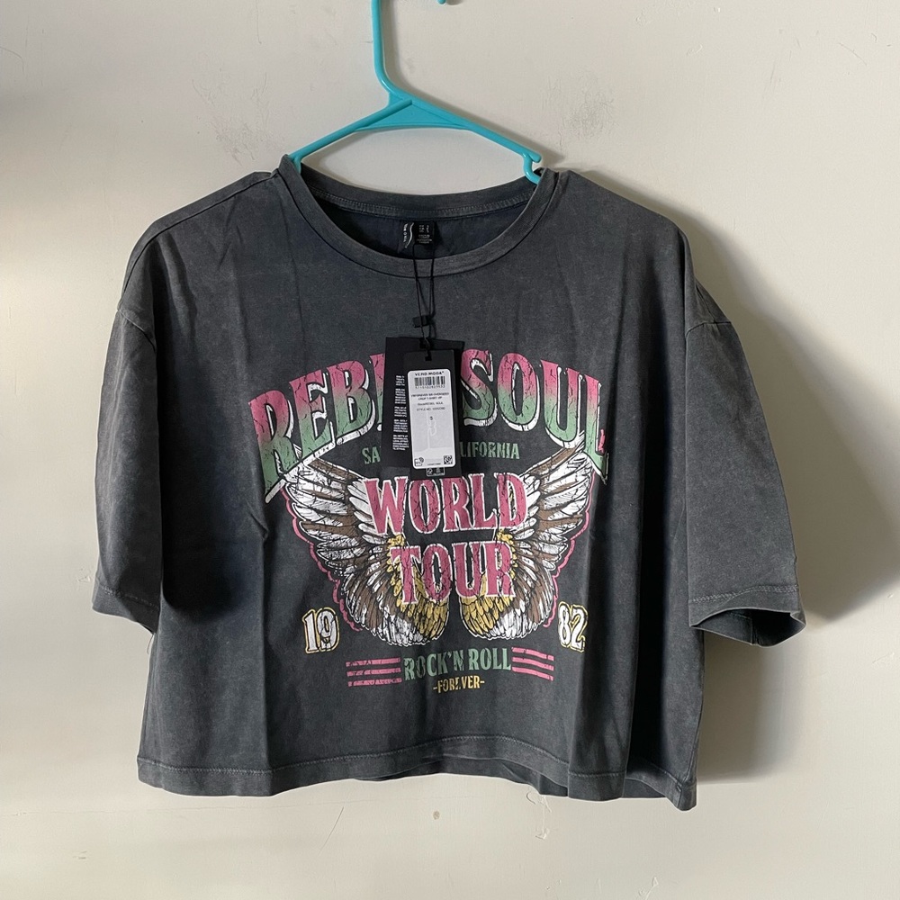 VERA MODA ladies size Short sleeve t shirt. Cropped top. “Rock’n Roll forever”